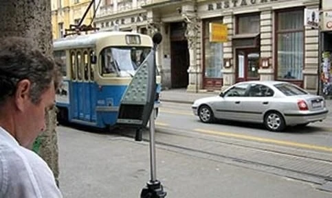 Tramvaj i promet na gradskoj ulici kao primjer izvora urbane buke